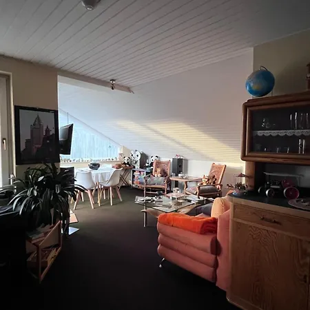 Helles Mit Balkon In Ruhiger Lage Lejlighed